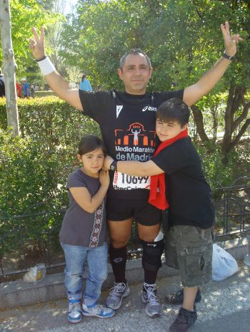 José Luis Basalo, tras concluir su primer Medio Maratón de Madrid, en 2010, con sus dos hijos