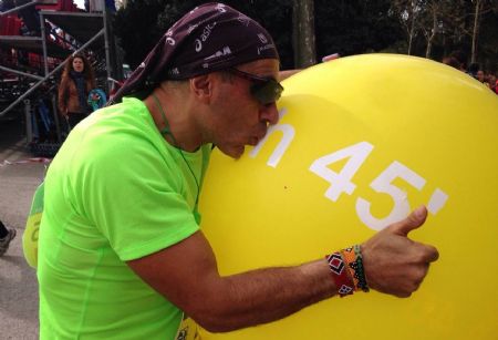 José Luis Basalo, besando el globo que llevó como liebre de 1.45 en el Medio Maratón de Madrid 2015