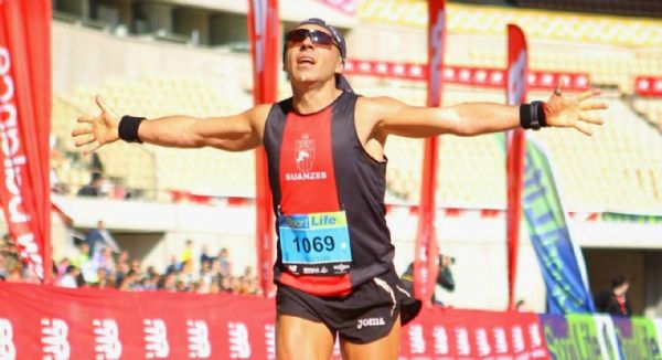 José Luis Basalo, en la recta de meta del Maratón de Sevilla 2014