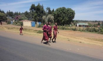 Niños keniatas en el camino a Ziwa