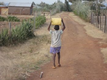 En muchas zonas de Kenia, niños y mujeres se encargan de llevar el agua sobre sus cabezas