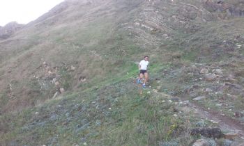 Es importante tener cuidado en las bajadas cuando corres en montaña