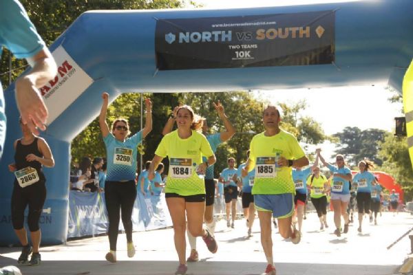 Participantes en la Carrera Norte-Sur de 2014 entrando en meta