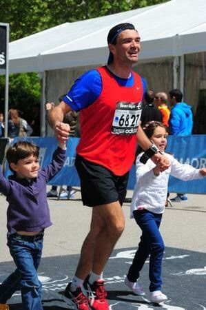 Daniel Benítez, entrando en la meta del Maratón de Madrid con sus hijos