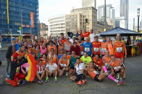 Daniel Benítez, junto a sus amigos de Forofos del Running en el Maratón de Frankfurt 