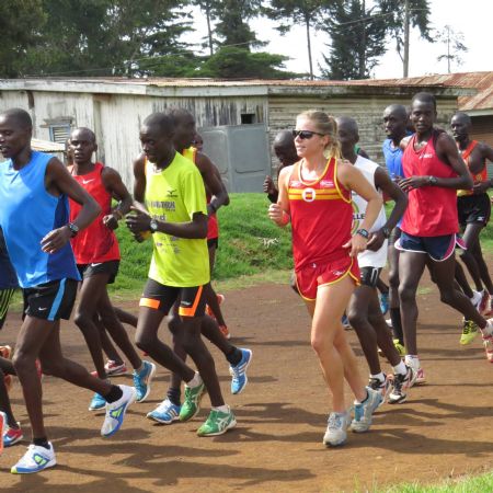 Raquel Landín, entrenando con corredores keniatas durante su estancia en Iten 