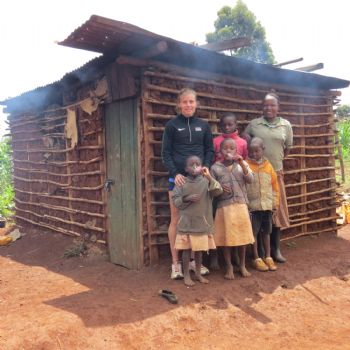 Raquel Landín, con habitantes de Iten durante su estancia en la ciudad keniata