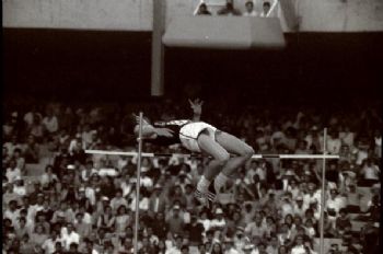 El salto de Dick Fosbury en los Juegos Olímpicos de México pasó a la historia