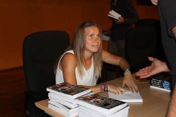 Raquel Landín, firmando ejemplares de su libro Alcanzando Metas