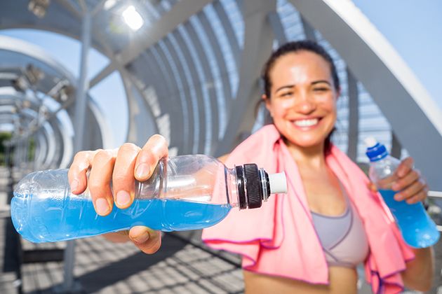 Resultado de imagen para mujer tomando agua mientras corres