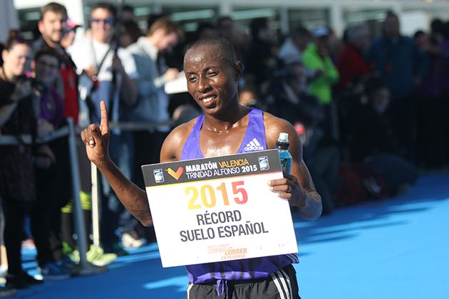 John Mwangangi consigue la victoria masculina con un tiempo de 2:06:13