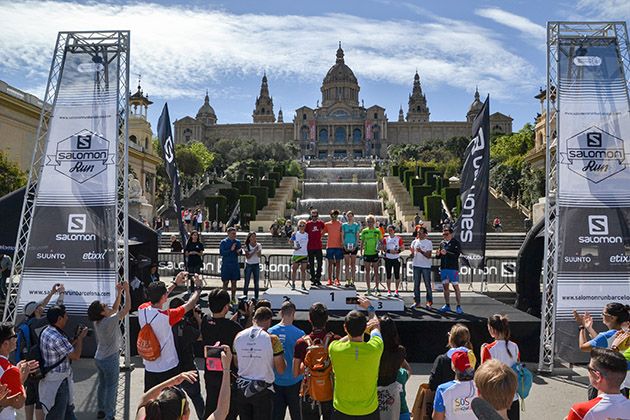 Los corredores, por el Poble Espanyol y con el skyline de Barcelona de fondo. Foto: Salomon Run Barcelona / Guillem Casanova