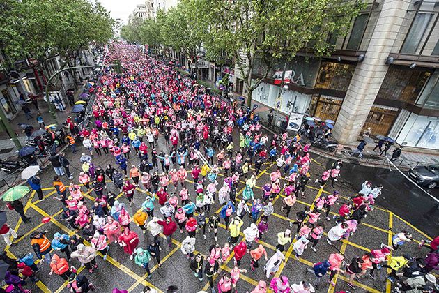 La marea rosa vence a la lluvia en Madrid. Las 32.000 participantes han desafiado al mal tiempo y formado una auténcia marea rosa en Madrid