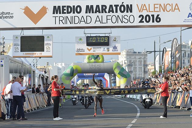 La atleta keniana Peres Jepchirchir ha concluido la carrera con 1:07:09, bajando en más de 20 segundos la anterior mejor marca femenina del circuito.