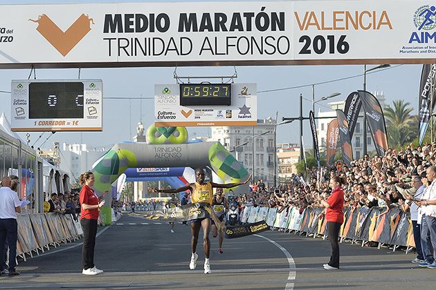El Keniata Stephen Kosgei Kibet se ha proclamado ganador con 59:27 y otros cuatro corredores han cruzado meta antes de cumplirse la hora.