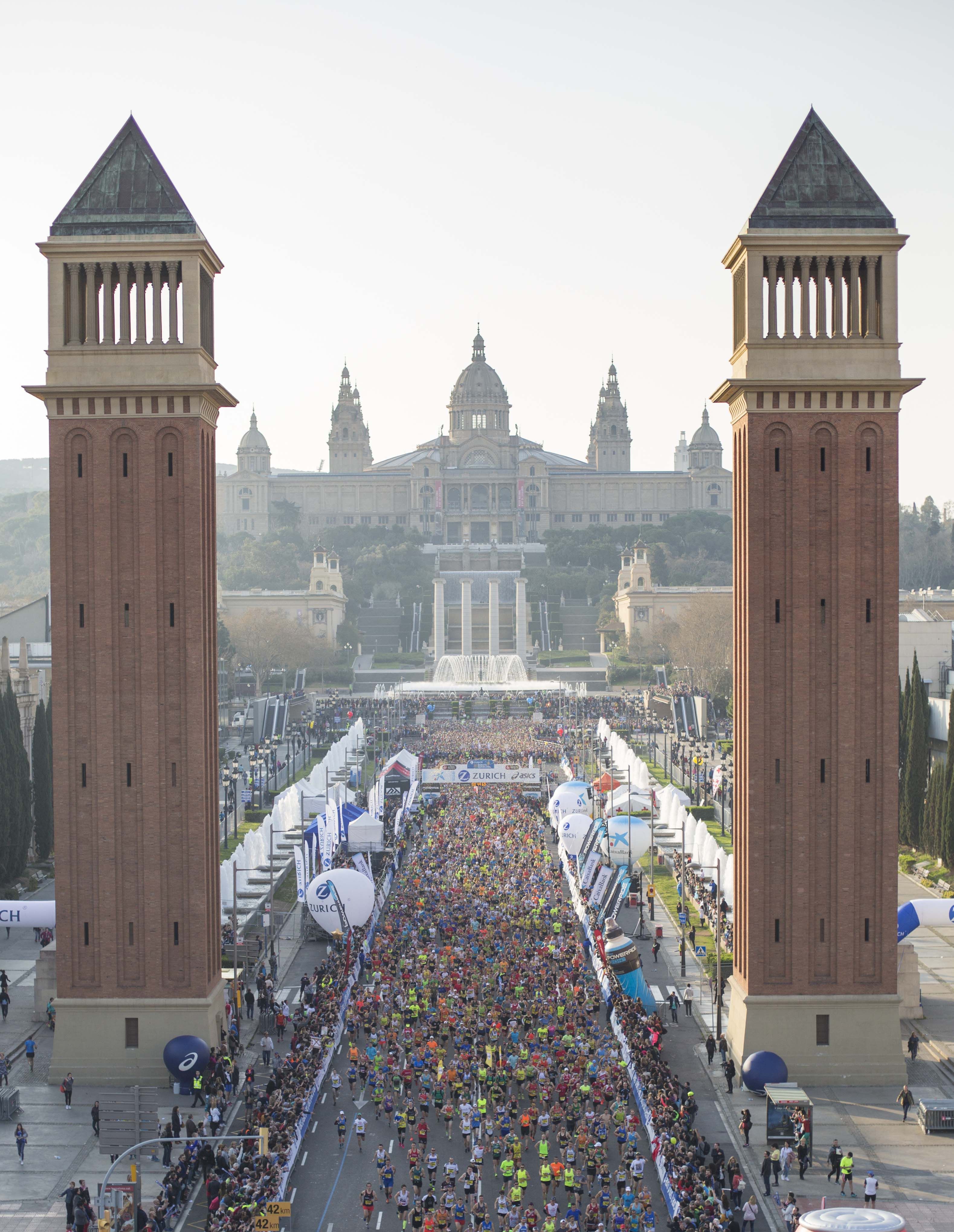 Por segundo año consecutivo la Zurich Marató de Barcelona ha superado la cifra de 20.000 inscritos, en una jornada de fiesta ciudadana y de atletismo.