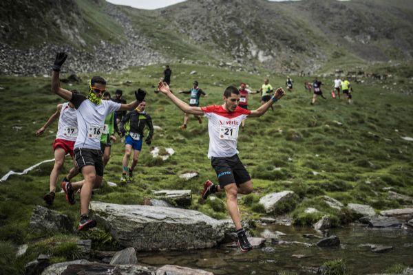  Josep Roset (dorsal 21) arrancó con fuerza desde la salida de la avalanche Foto: Sergi Colomé / Fly Running