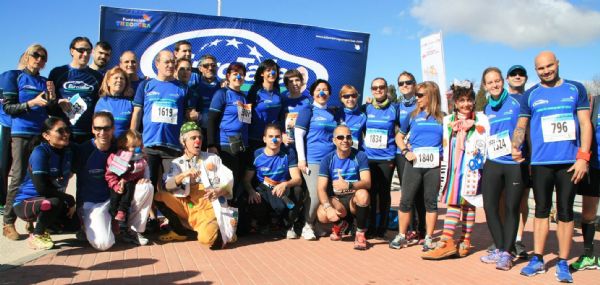 Corredores del Equipo Eurotaller-Theodora junto a los doctores Sonrisa
