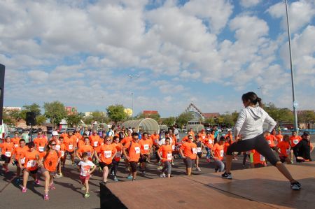 Estiramientos dirigidos en la Carrera Solidaria Parque Corredor de Torrejón en 2016