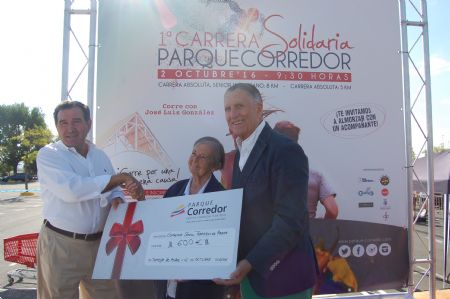 Entrega del cheque con la donación al Comedor Social de Torrejón de Ardoz
