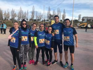 Grupo de corredores del equipo EuroTaller Theodora en una carrera popular Grupo de corredores del equipo EuroTaller Theodora en una carrera popular