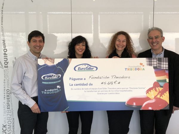 Momento de la entrega del último cheque a la Fundación Theodora Momento de la entrega del último cheque a la Fundación Theodora