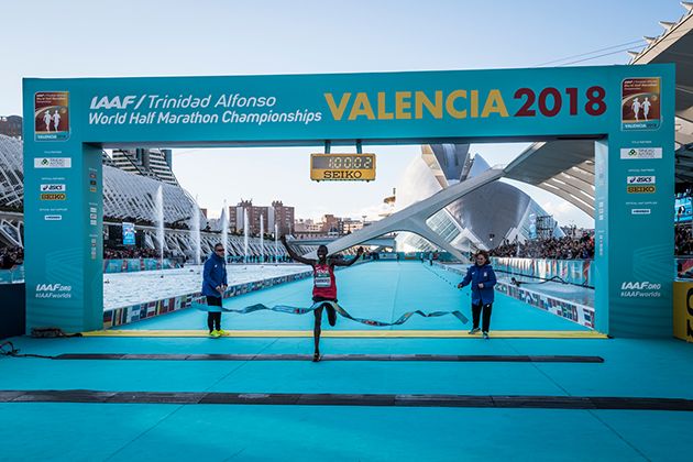 Geoffrey Kamworor se ha proclamado campeón del mundo de medio maratón por tercera vez consecutiva Geoffrey Kamworor se ha proclamado campeón del mundo de medio maratón por tercera vez consecutiva