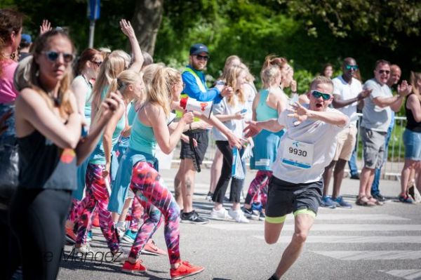 Personas animando en una carrera Personas animando en una carrera