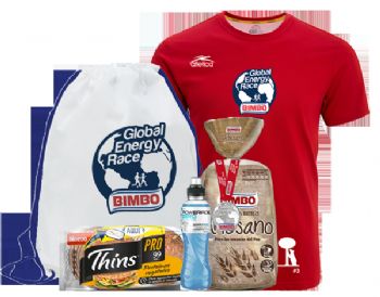 La bolsa del corredor y la camiseta que recibirán los participantes en la carrera