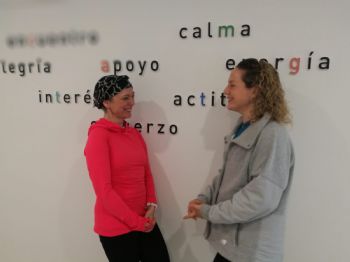 Susana y Lucía hablan en la sede de la AECC en Madrid