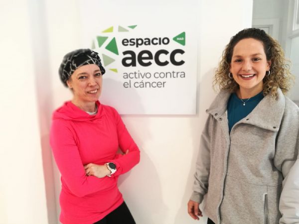 Susana, enferma de cáncer, y Lucía, entrenadora en la sede de la AECC en Madrid