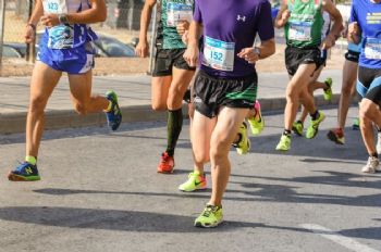 Participantes en una carrera popualar