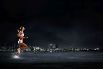 La ciudad, por la noche, está más tranquila para correr La ciudad, por la noche, está más tranquila para correr
