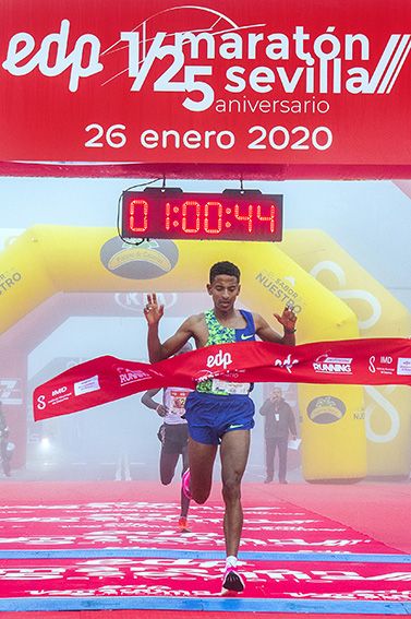 El italiano Eyob Faniel pulverizó el récord masculino con 1h00:44