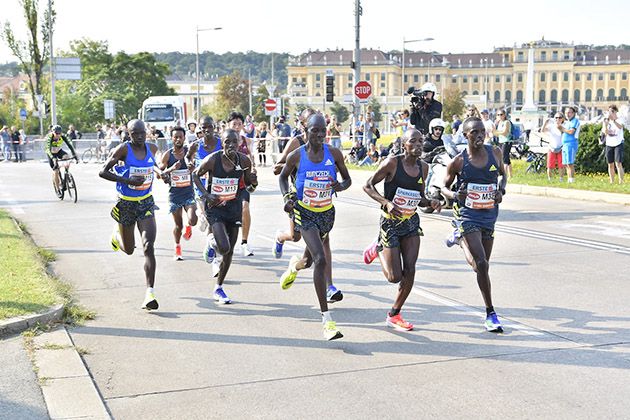 Leonard Langat tiene el dorsal número 13, mientras que Derara Hurisa está detrás de él con el número 8.-VCM / Leo Hagen