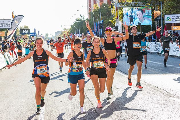 grupo participantes en 30º Medio Maratón Valencia Trinidad Alfonso EDP 2021